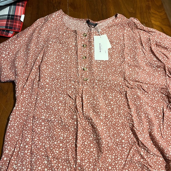 3 New BloomChic Tops - Picture 6 of 8